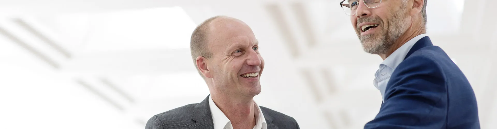 twee zakenmannen lachen