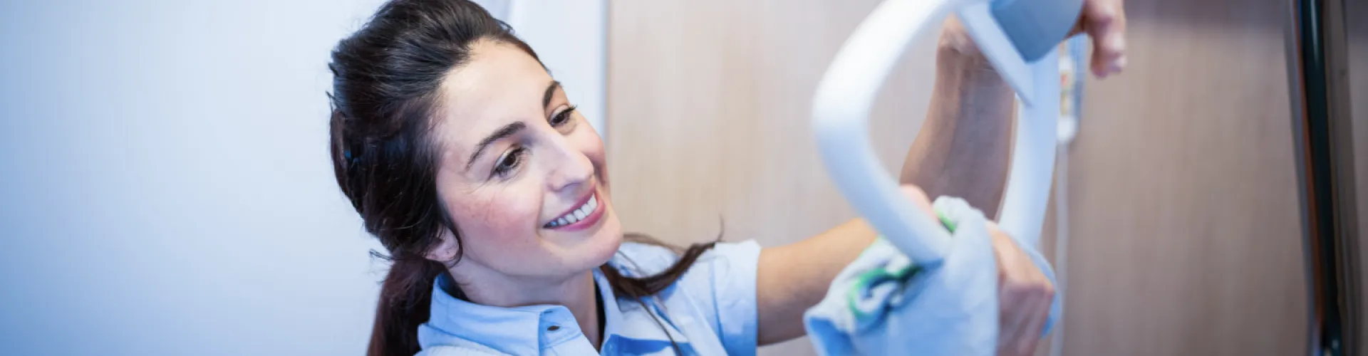 Schoonmaakster in zorgsector