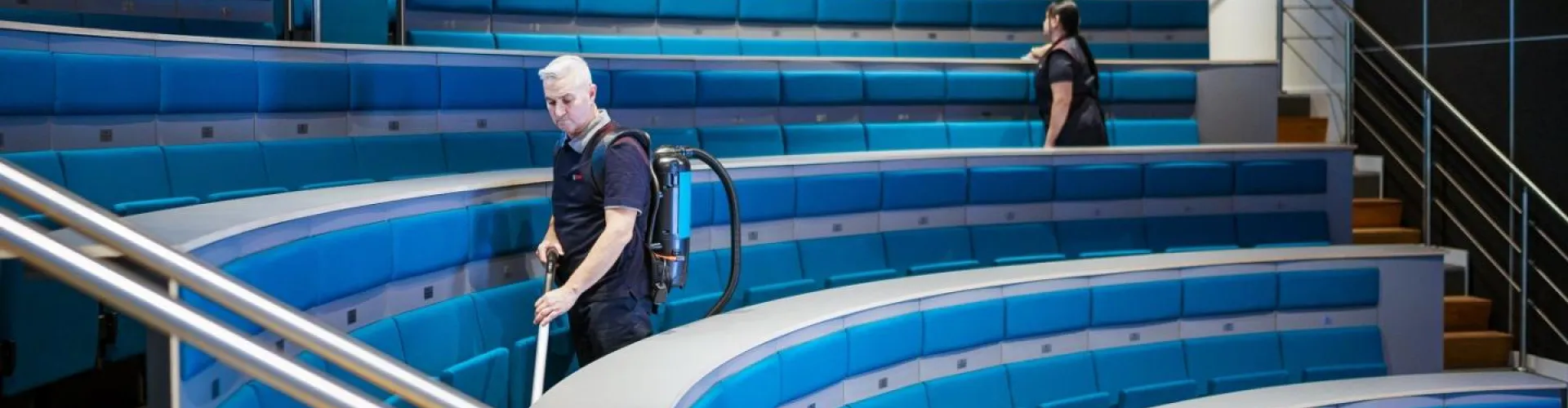 Schoonmaak in aula