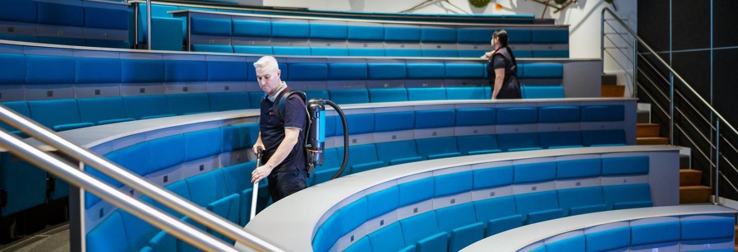 Schoonmaak in aula