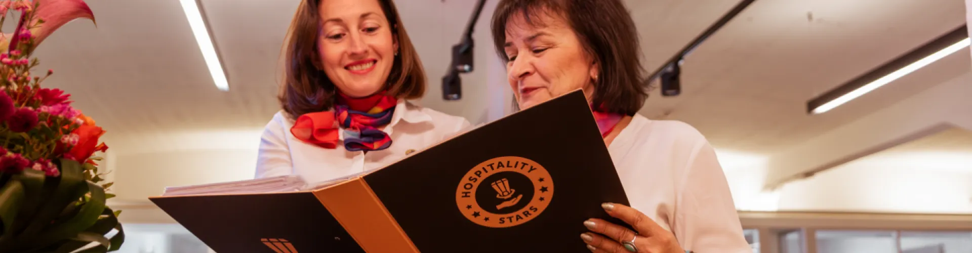 receptionistes kijken in map