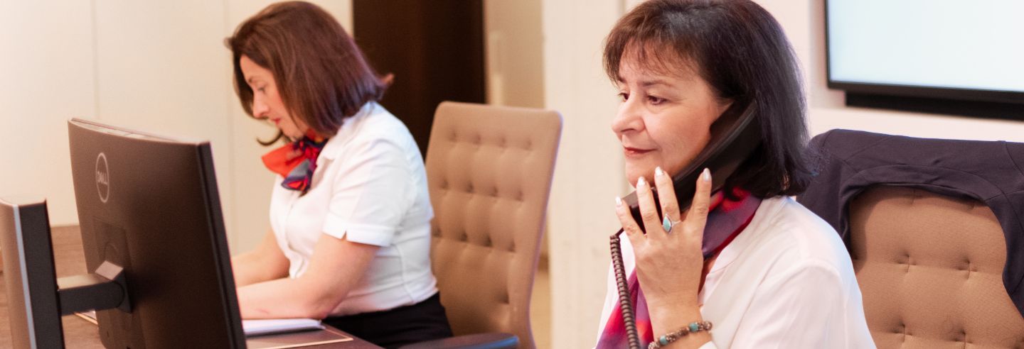 twee receptionistes aan telefoon