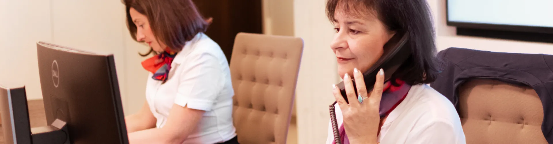 twee receptionistes aan telefoon