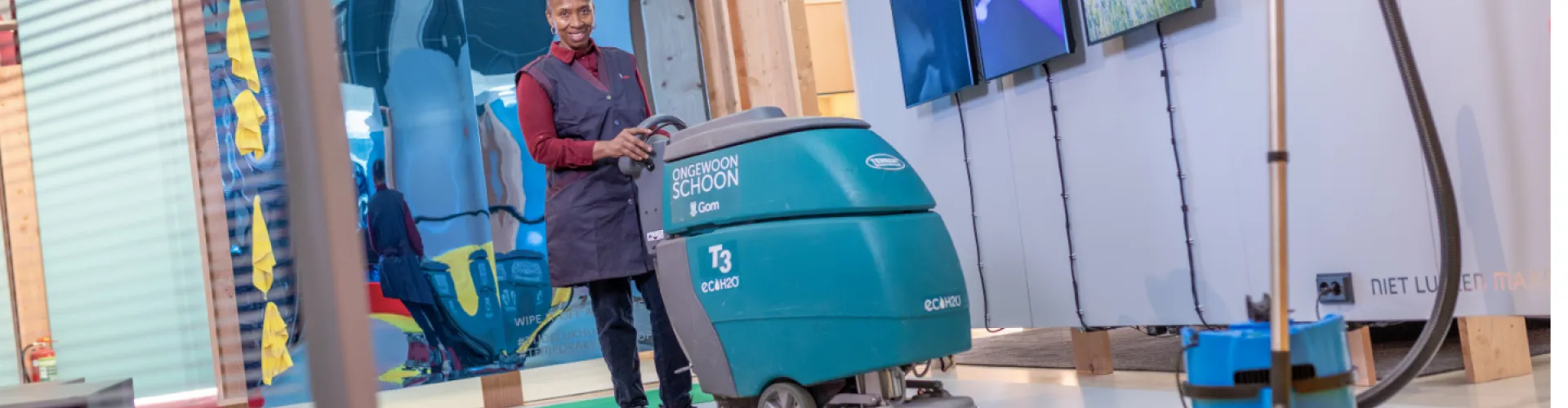 vrouw lacht met boenmachine in hand