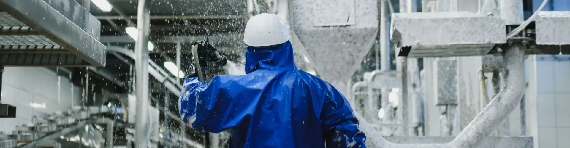 Achterkant poetser die met schuim spuit