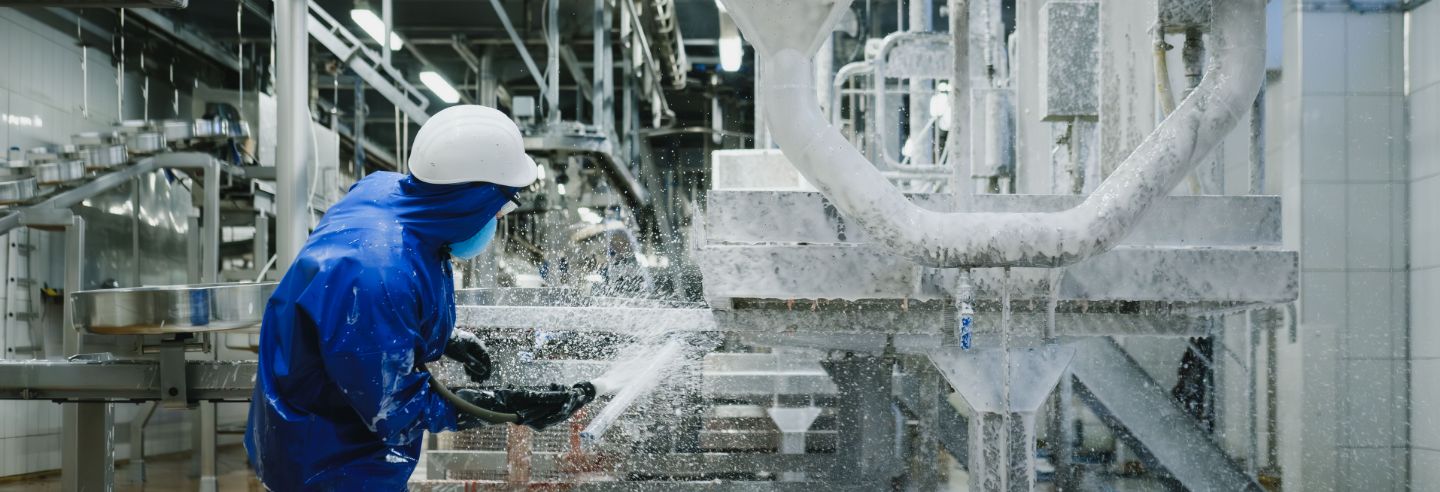 Schoonmaker reinigt productieomgeving