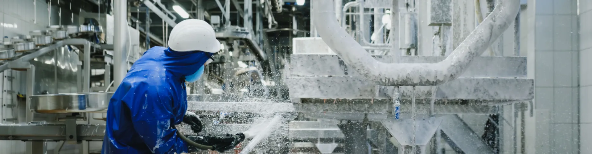 Schoonmaker reinigt productieomgeving