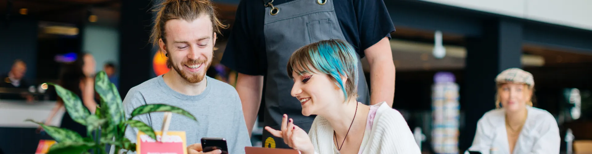 collega's lachen tijdens lunch