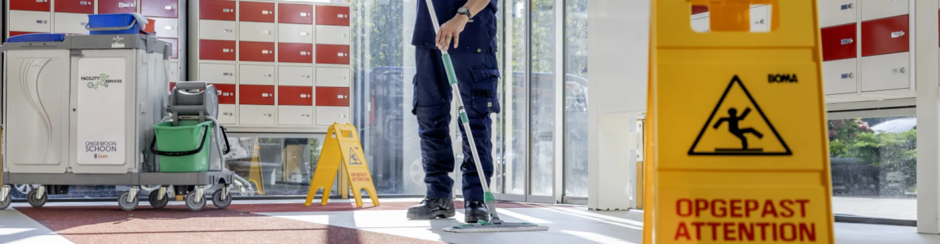 dweilen met bord opgepast