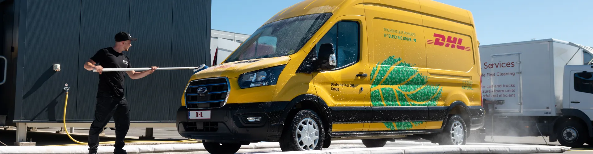 DHL wagen wordt gepoetst