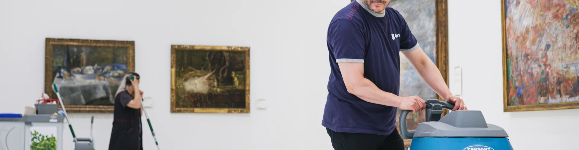 Schoonmaker met boenmachine