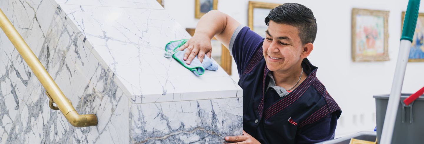 schoonmaker kuist marmeren trapleuning