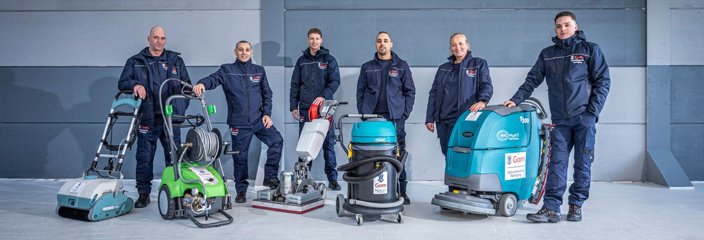 schoonmakers met verschillende toestellen
