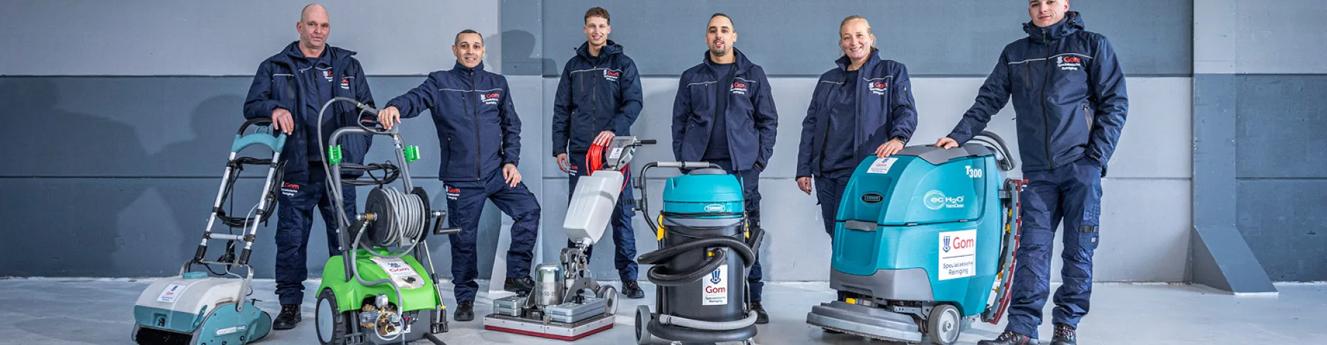 schoonmakers met verschillende toestellen