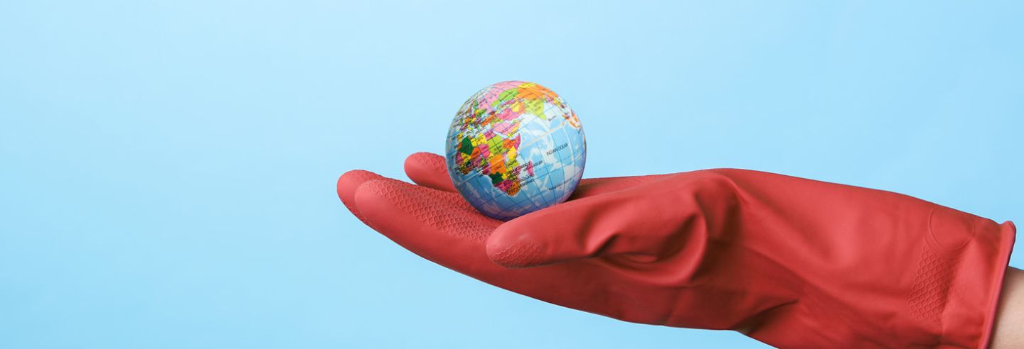 Kuishandschoen houdt wereldbol vast