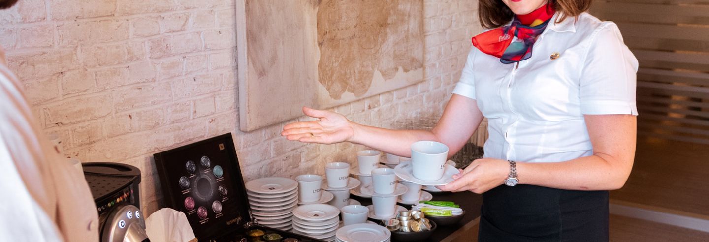 hospitality host geeft kop koffie