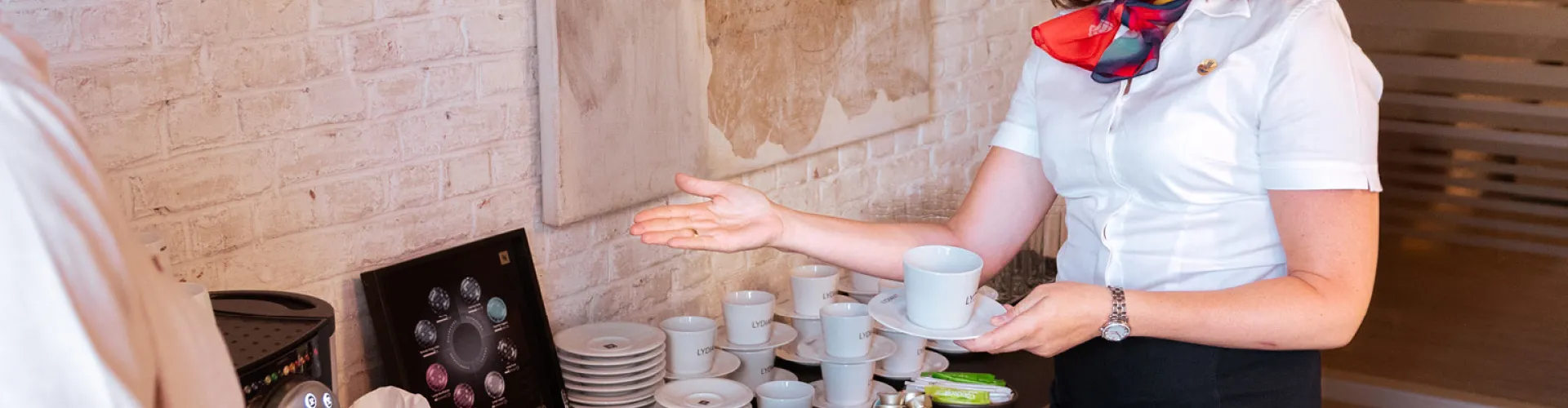 hospitality host geeft kop koffie