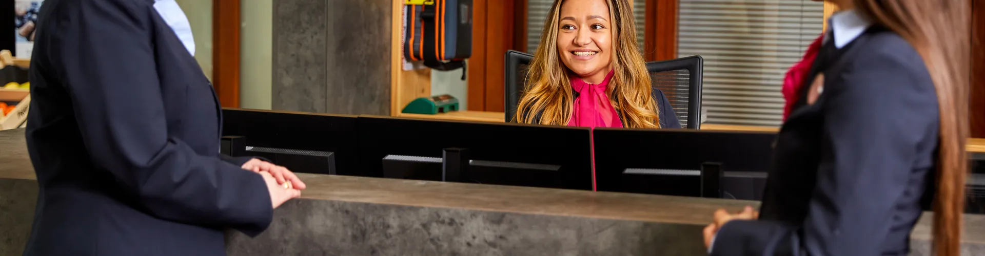 receptionist verwelkomt gasten