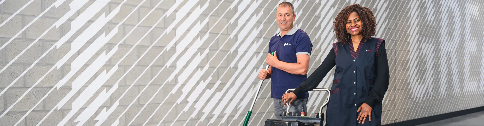 medewerkers poseren met robot