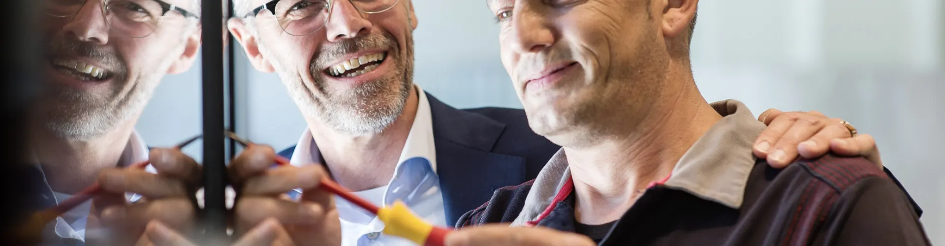 mannen lachen en repareren deur