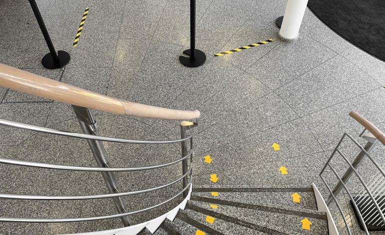 Facilicom plaatst plexi schermen en afstandshulpmiddelen tegen Corona