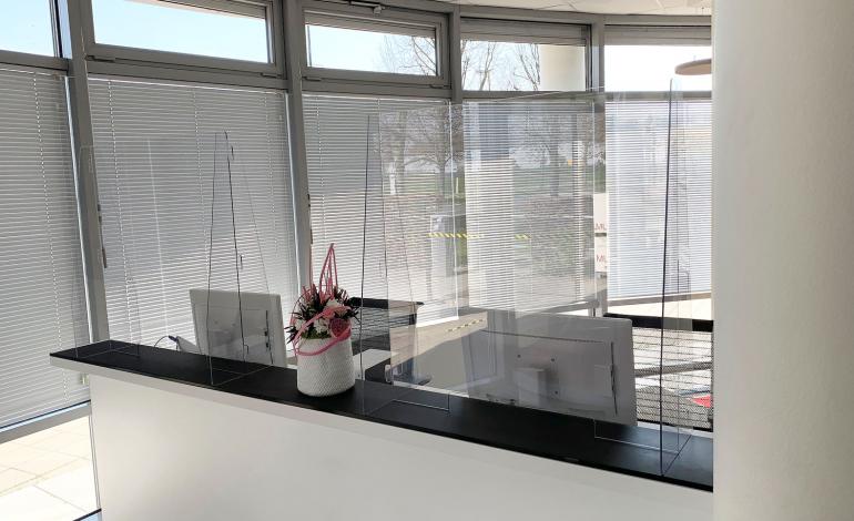 Facilicom plaatst plexi schermen en afstandshulpmiddelen tegen Corona