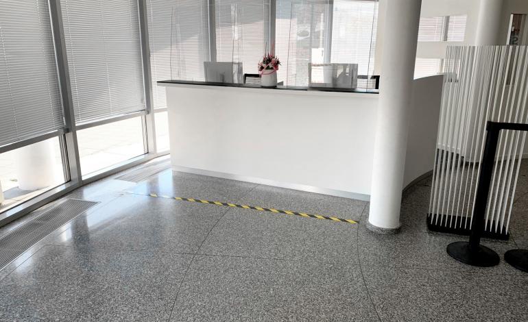 Facilicom plaatst plexi schermen en afstandshulpmiddelen tegen Corona