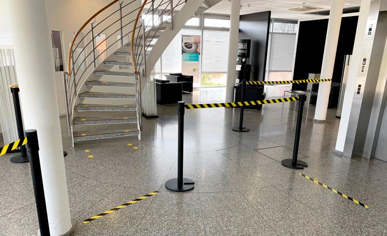 Facilicom plaatst plexi schermen en afstandshulpmiddelen tegen Corona