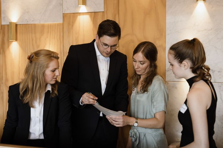 receptionisten helpen klanten verder