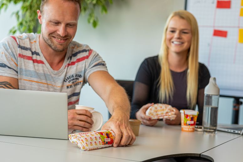 collega's lunchen tijdens werk