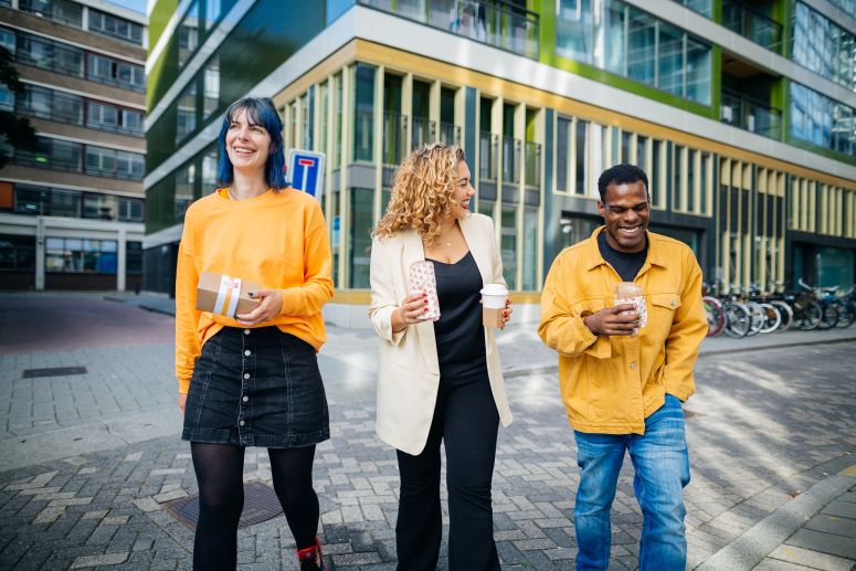 collega's lachen samen tijdens lunch