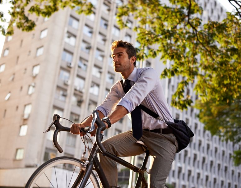 man fietst naar het werk