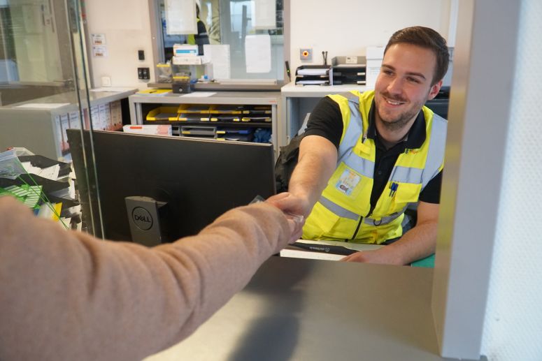 bewakingsagent helpt klant