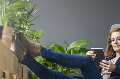 vrouw werkt in bureau met planten