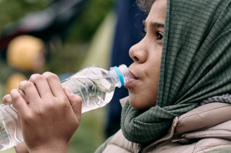 meisje drinkt water