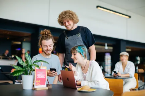 collega's lachen tijdens lunch