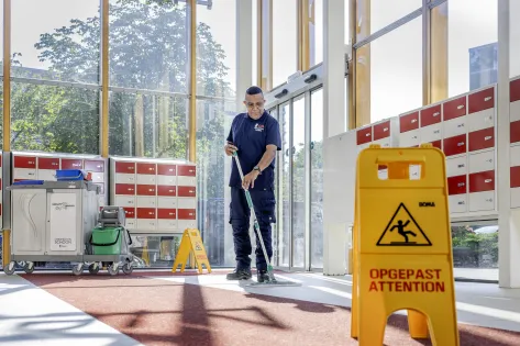 medewerker dweilt