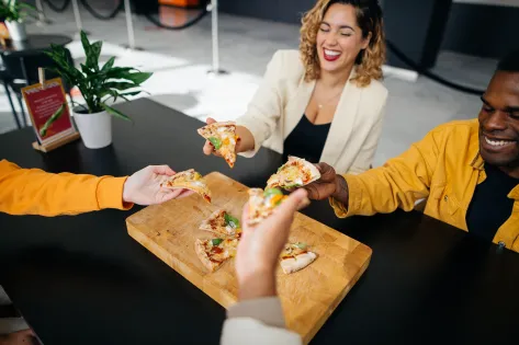 collega's delen pizza