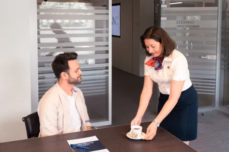 hospitality host met kop koffie