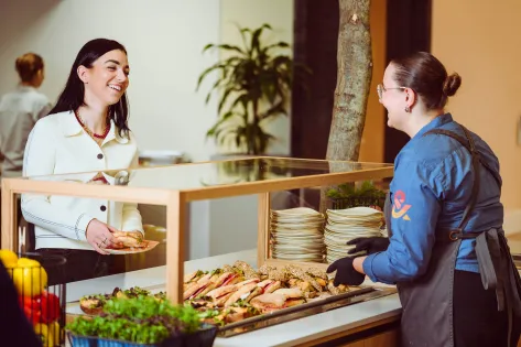 gast lacht aan foodbar