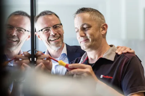 mannen lachen en repareren deur