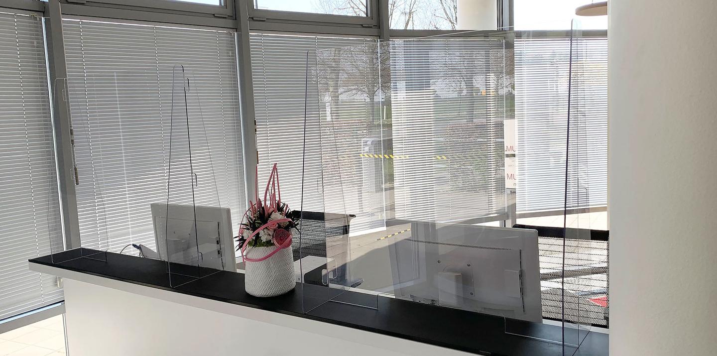 Facilicom plaatst plexi schermen tegen Corona